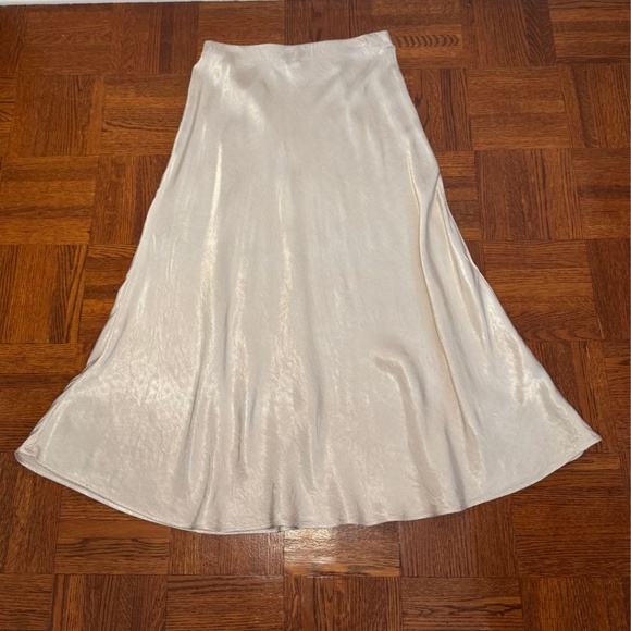 H&M Champagne Color Midi Skirt Elastic Waistband Size US 6 - Picture 3 of 3